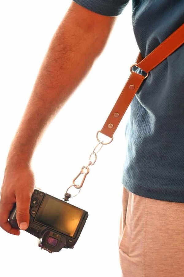 ⁦LEATHER CAMERA STRAP SINGLE⁩ - الصورة ⁦3⁩